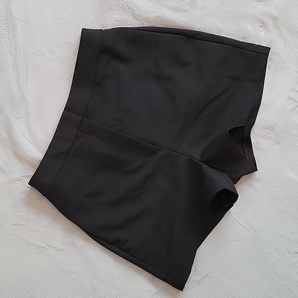 Express shortie extreme high rise black shorts size 4